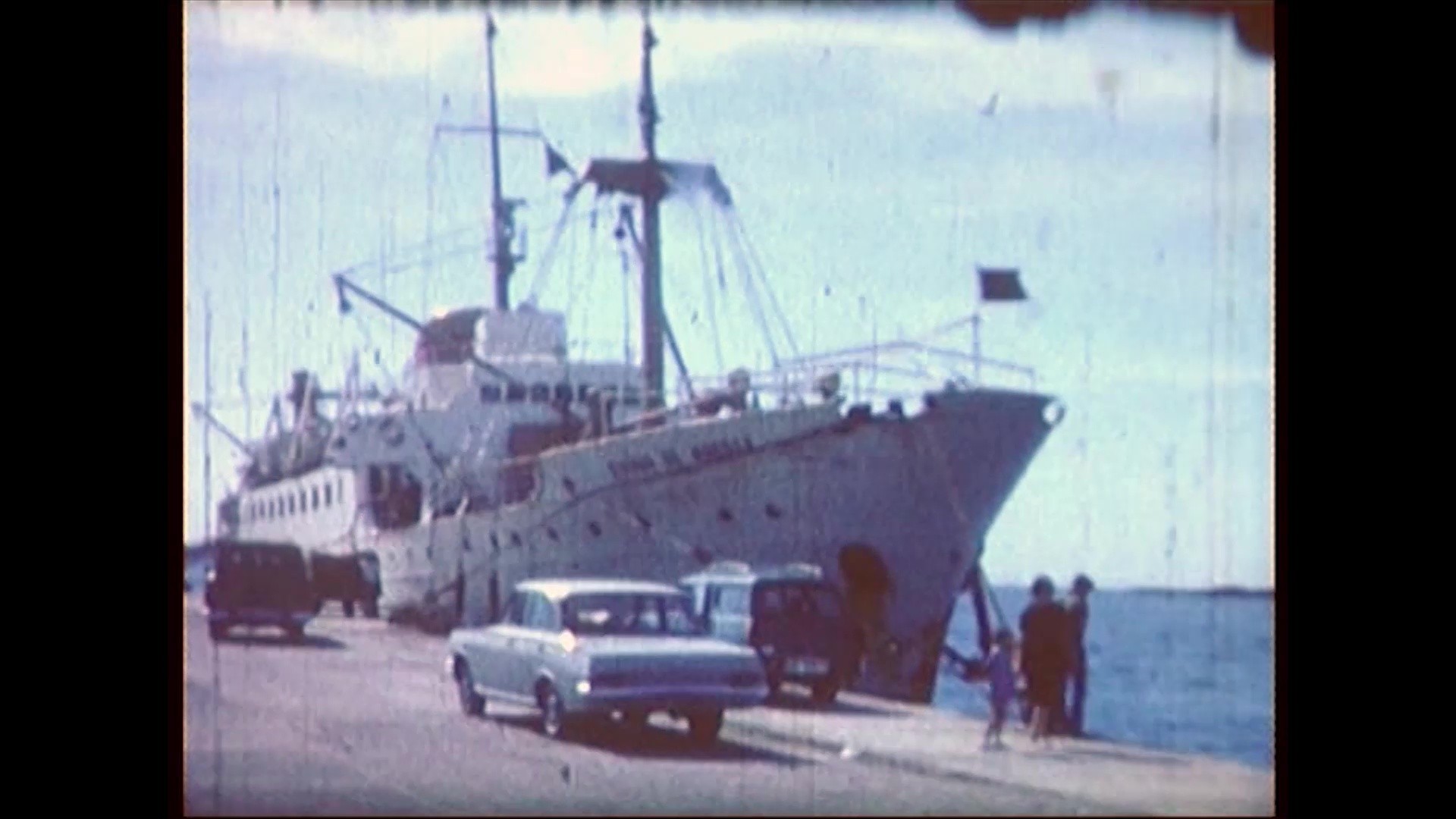 El barco Ciudad de Huesca en el muelle de Los Mármoles (1967)